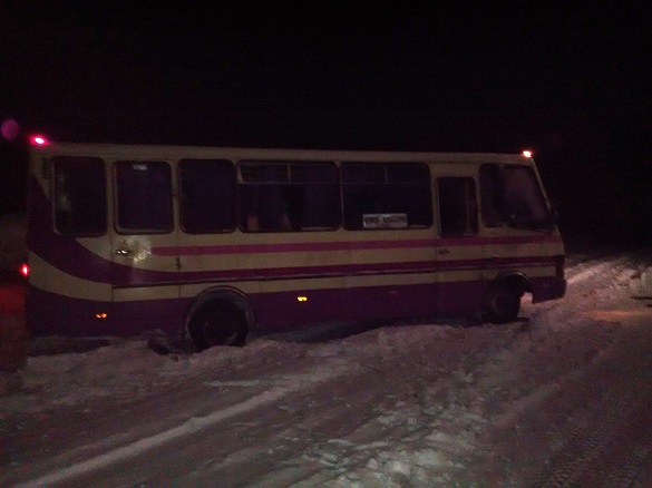 На Черкащині через ожеледицю рейсовий автобус відкинуло на узбіччя (ФОТО)