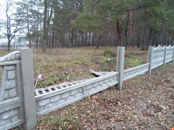 У Черкаській області вандали розібрали новозбудований паркан