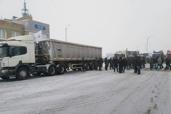 Вийшли на протест: черкаські аграрії перекрили дорогу