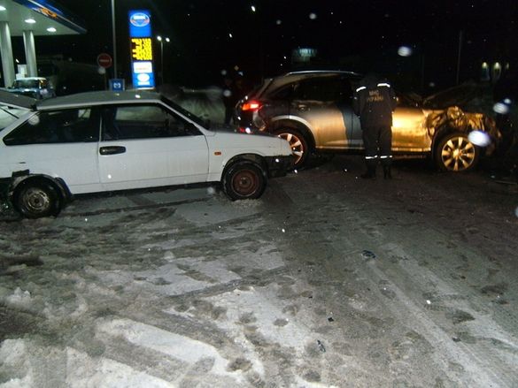 На Черкащині через ДТП водія Інфініті затисло у салоні (ФОТО)