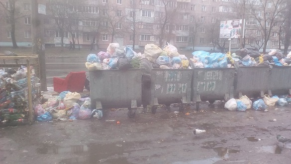Чому в дворах черкаських багатоповерхівок забиті сміттєві контейнери? (ФОТО)