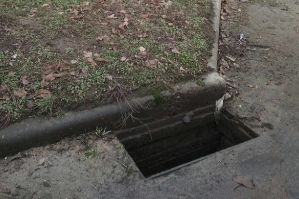 У Черкасах зі зливової каналізації невідомі викрали решітку (ФОТО)