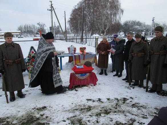 У Черкаській області перепоховали останки воїна (ФОТО)