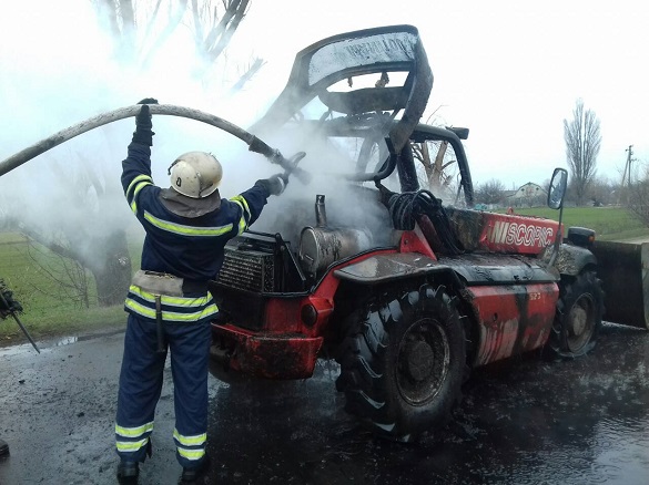 У Черкаській області на дорозі загорівся автонавантажувач