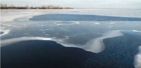 Неймовірно гарно: у мережу виклали відео як у Черкасах Дніпро вкривається льодом (ВІДЕО)