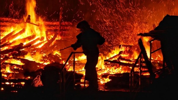 У Черкаській області під час пожежі у житловому будинку сусіди врятували жінку