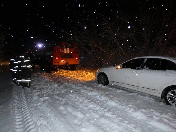 На Черкащині у сніговий замет потрапила автівка з породіллею