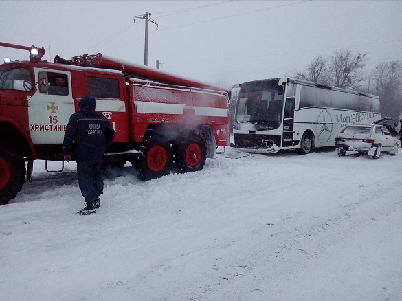 У Черкаській області у сніговий полон потрапив рейсовий автобус (ФОТО)