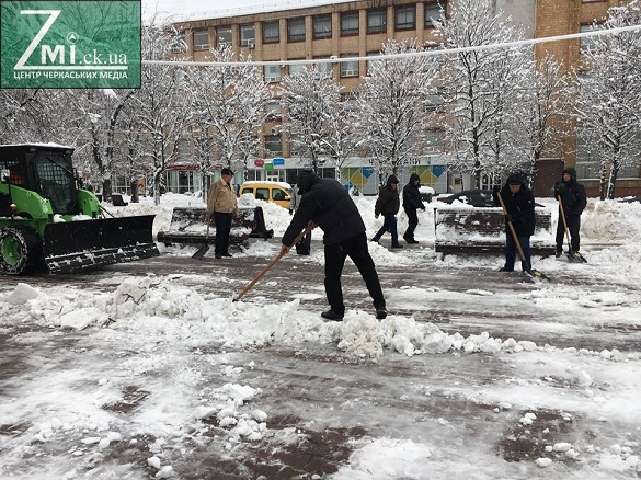 Черкаські комунальники не проти показати прибирання снігу онлайн