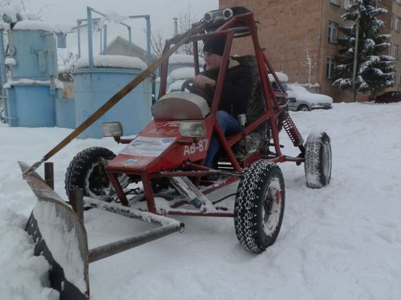 Черкаські студенти зробили унікальну машину для прибирання снігу