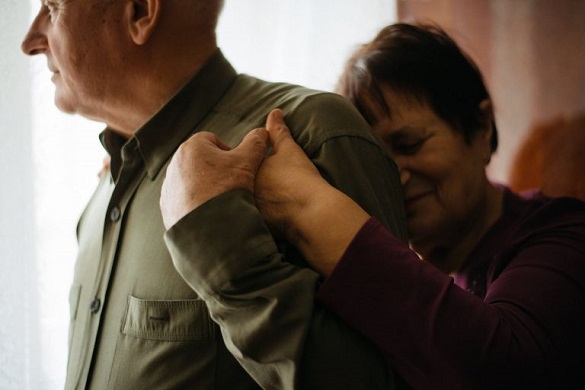 50 років почуттів: черкащанин зняв зворушливі світлини подружжя пенсіонерів (ФОТО)