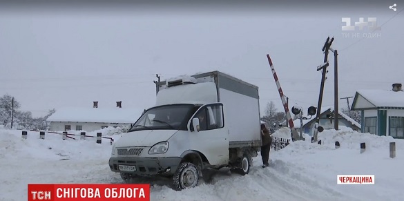 Містечко на Черкащині заблокували машини, які застрягли у снігових заметах (ВІДЕО)