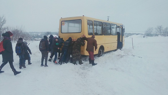На Черкащині школярам разом з викладачами довелося штовхати шкільний автобус (ФОТО)
