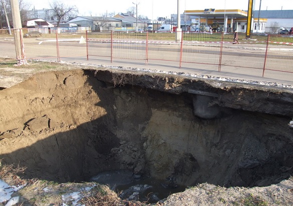 У середмісті Черкас виникла 14-метрова яма (ФОТО)
