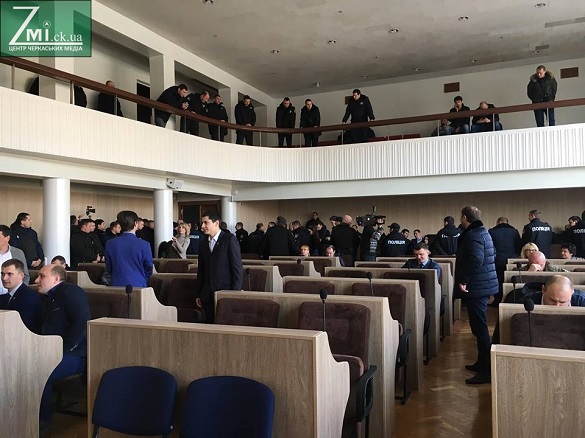 Після попередньої скандальної сесії в Черкасах поліція не пускає громаду до зали