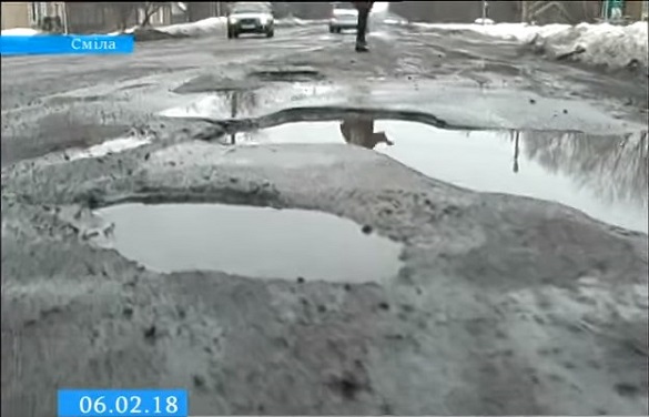 Дороги не лагодили десятиліттями: у Черкаській області водії нарікають на зруйновані автошляхи (ВІДЕО)