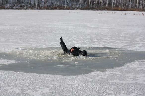 Провалився під лід: на Черкащині загинув рибалка