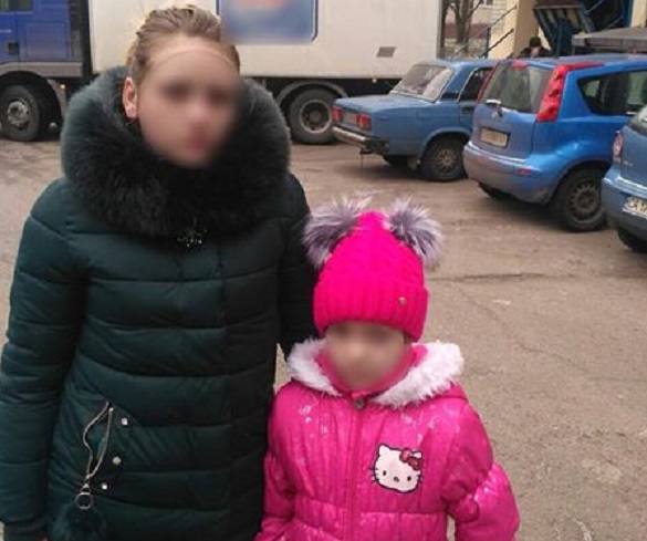 Вийшла з авто: черкаські патрульні повернули батькам загублену дівчинку