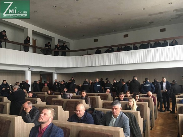 Секретар Черкаської міськради обурився кількістю правоохоронців на сесії
