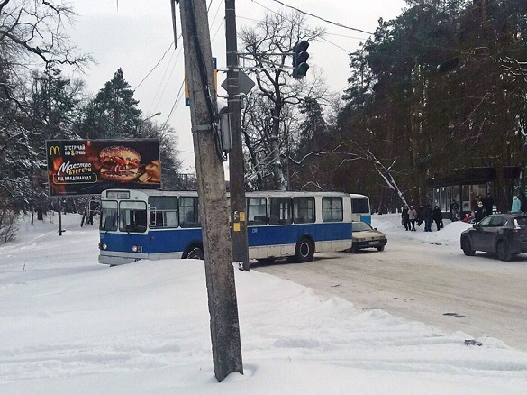 У Черкасах на слизькій дорозі розвернуло тролейбус (ФОТО)