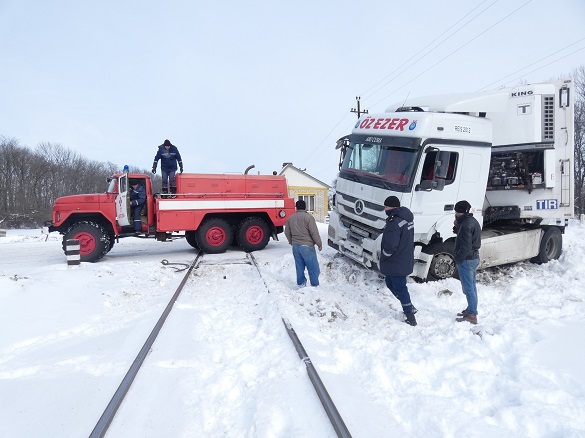 На Черкащині через ожеледицю багатотонна вантажівка виїхала на залізницю (ВІДЕО)