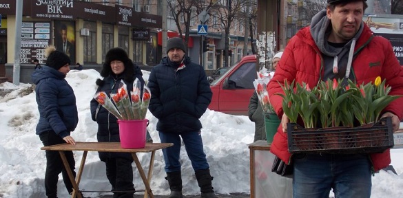 На бульварі Шевченка в Черкасах триває квітковий ярмарок до 8 березня (ВІДЕО)
