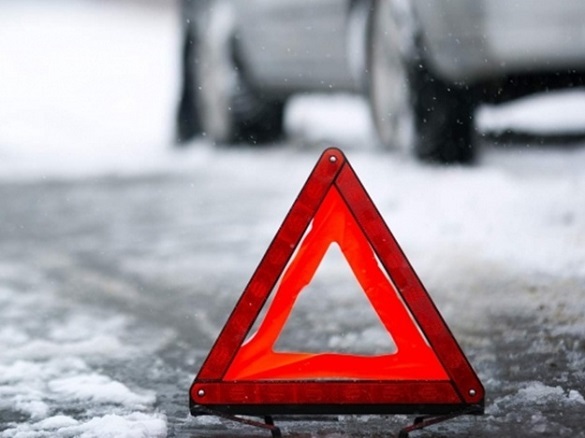 Через ожеледь та снігопад на Черкащині перекинулася автівка з дітьми