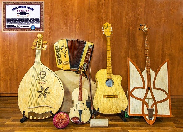 Бандура, гітара, скрипка: житель Черкащини виготовляє музичні інструменти із сірників (ФОТО)