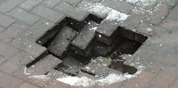У центрі Черкас тротуар провалився під землю