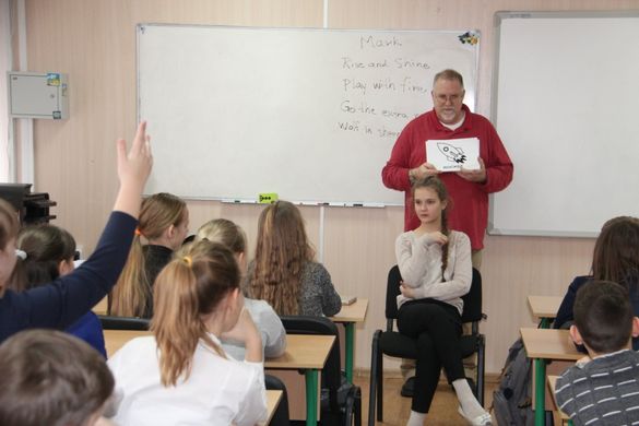 Волонтер із США проводить уроки в черкаській гімназії