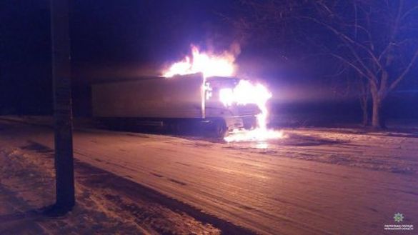 На одній із черкаських вулиць раптово загорілася вантажівка (ФОТО)