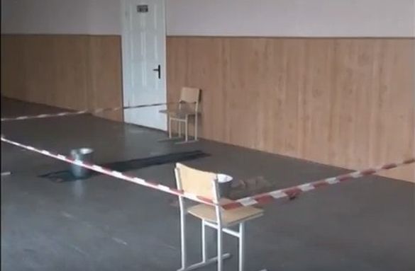 Ганчірки в коридорах: одна із черкаських шкіл перебуває в аварійному стані