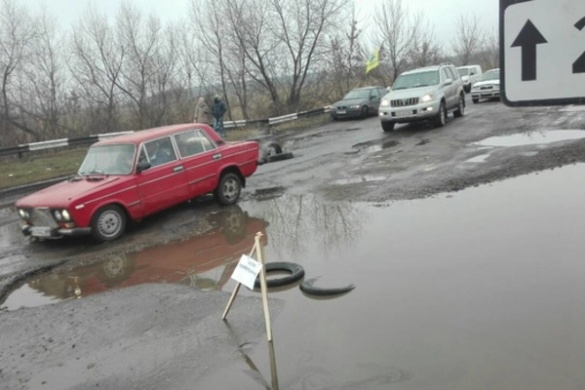На дорогах Черкащини у калюжах ховаються вбивчі для автомобілів ями (ФОТО)