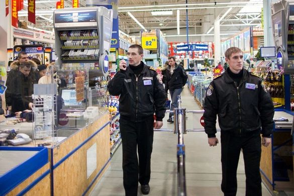 Двоє чоловіків влаштували бійку з охоронцями черкаського супермаркету