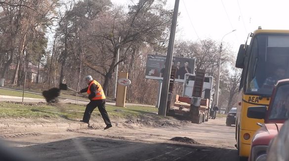 Дорожник засмітив газон у Черкасах під час ямкового ремонту (ВІДЕО)