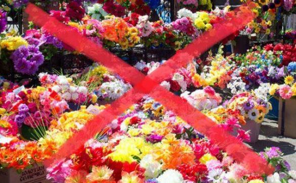 Черкащан закликають, не купувати пластикові квіти на цвинтар