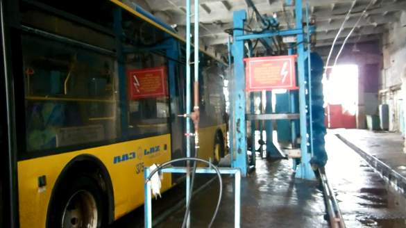 Черкащанам показали, як миють тролейбуси (ВІДЕО)