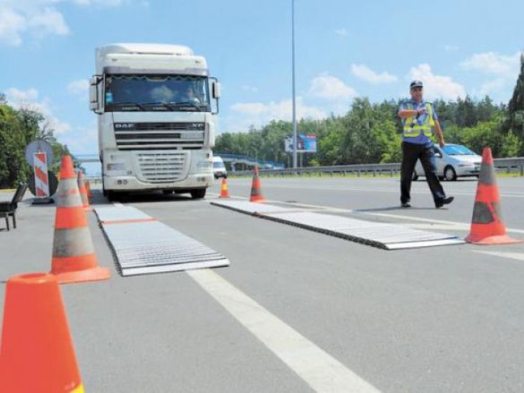 Під контролем: на Черкащині вже перевіряють вагу вантажівок (ФОТО)