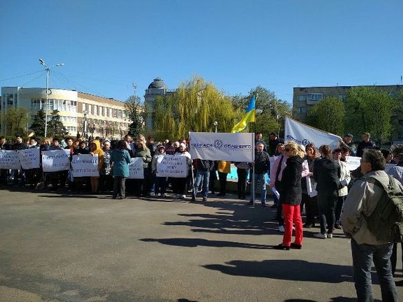 Під Черкаською облрадою зібралися мітингувальники: хто і чого вони вимагають (ФОТО)