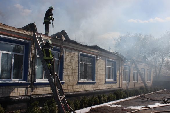 Більше 10 пожежних машин та 30 надзвичайників: на Черкащині згоріла адмінбудівля (ВІДЕО)