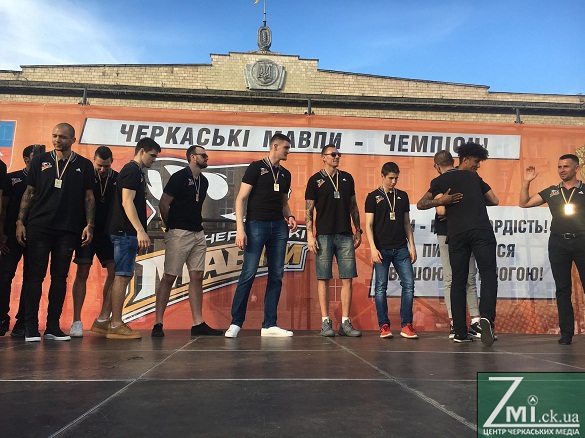 У центрі Черкас зібралися сотні містян, щоб привітати чемпіонів України (ФОТО)