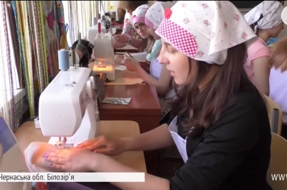 Школярі на уроках шиють одяг для черкаських дітей-сиріт (ВІДЕО)