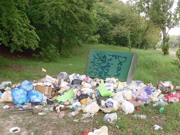 Один із черкаських спусків до Дніпра перетворили в смітник (ФОТО)