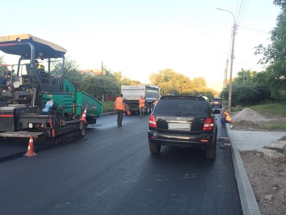 Припаркований позашляховик заблокував рух вулицею в Черкасах (ФОТО)