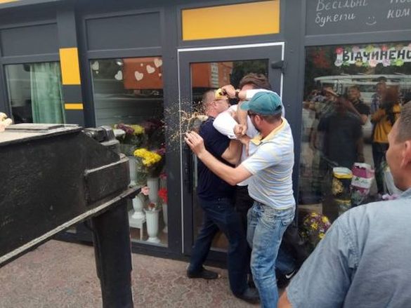 У мережі з'явилося фото та відео того, як Чернявський із кулаками захищав квітковий бізнес