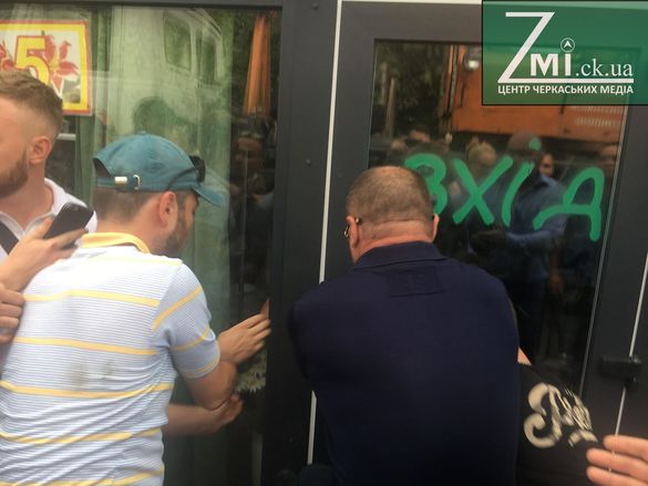 Біля черкаського драмтеатру знову бійки й виламують двері павільйонів (ФОТО)