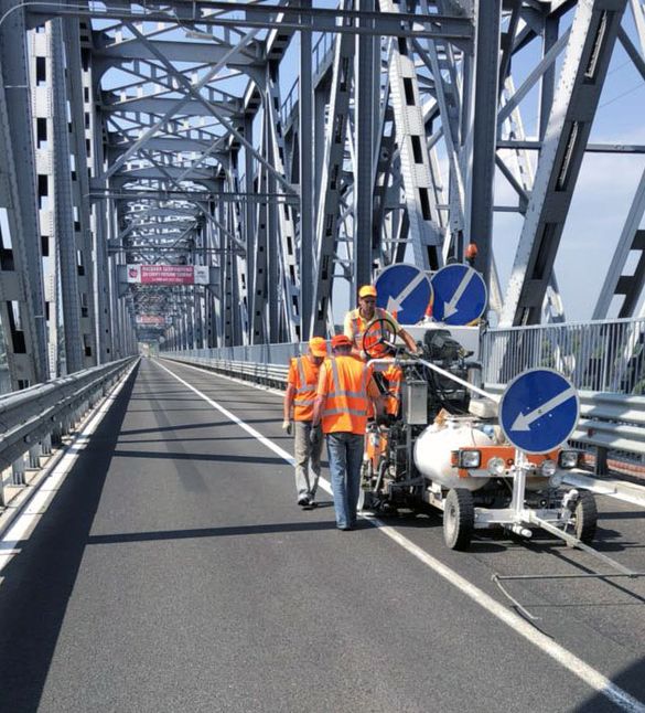 Черкащанам повідомили, чи закінчилися роботи із облаштування дорожньої розмітки на мосту через Дніпро