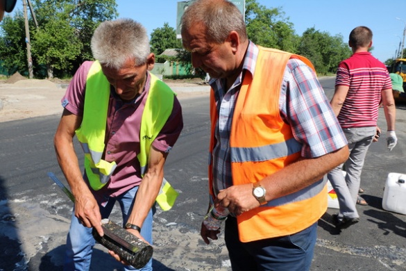 На одній із вулиць у Черкасах проводять експертизу ремонту дороги (ФОТО)