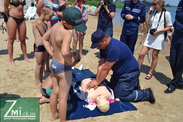 На черкаських пляжах вчили надавати першу допомогу потопельникам (ФОТО)