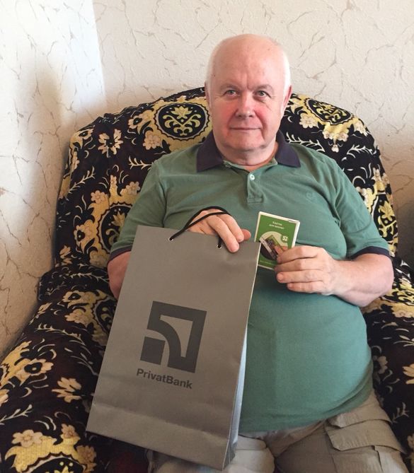 Вже 145-ти тисячний черкаський пенсіонер отримав картку ПриватБанку вдома